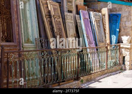 Viele bunte alte Holztüren zum Verkauf im Street Shop von Antiques. Stockfoto