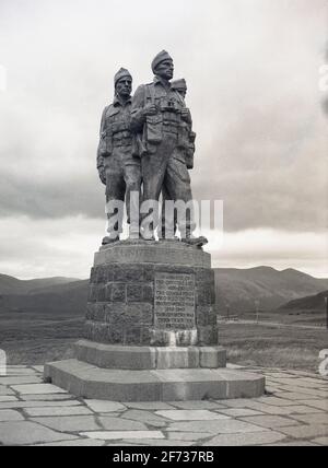 1956, historische Ansicht im schottischen Hochland, eines Kriegsdenkmals, des Commando Memorial, einer Bronzeskulptur an der Spean Bridge, Lochaber, Schottland. Das von Scott Sutherland geschaffene und 1952 von der Queen Mother enthüllte Denkmal ist den britischen Commando-Truppen des 11. Weltkriegs gewidmet, die das Gebiet zum Training nutzten. Es ist eines der bekanntesten Monumente Schottlands und auch eine Attraktion für Besucher der abgelegenen Gegend, da seine Lage einen Blick auf Ben Nevis, Großbritanniens höchsten Gipfel und den Berg Aonach Mor bietet. Stockfoto