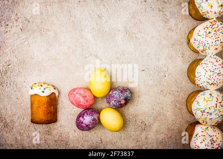 Osterkuchen und Ostereier auf einem schönen strukturierten Hintergrund. Frommer Feiertag des hellen Osterfestes. Stockfoto