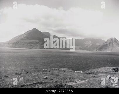 1956, historisch, in den schottischen Highlands, im Nordwesten Schottlands, umgeben Berge einen großen loch oder Meeresarm. In der Gegend gibt es viele große und tiefe Seen, die als Lochs bekannt sind. Der berühmteste ist „Loch Ness“, und die Bergregion hat den höchsten Gipfel Großbritanniens, den „Ben Nevis“. Das Wetter im Hochland ist sehr wechselhaft und die Region hat die höchsten Niederschläge in Großbritannien. Stockfoto