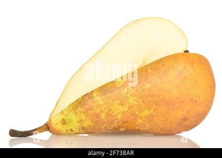 Zwei Hälften einer Bio-frischen saftigen süßen leckeren Konferenzbirne, Nahaufnahme, auf weißem Hintergrund. Stockfoto