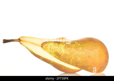 Zwei Hälften einer Bio-frischen saftigen süßen leckeren Konferenzbirne, Nahaufnahme, auf weißem Hintergrund. Stockfoto