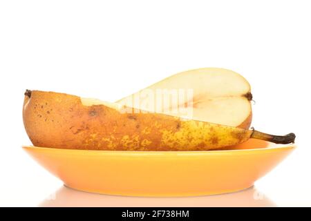 Zwei Hälften einer Bio-frisch saftig süß lecker Konferenz Birne, close-up, auf einer keramischen Untertasse. Weißer Hintergrund. Stockfoto