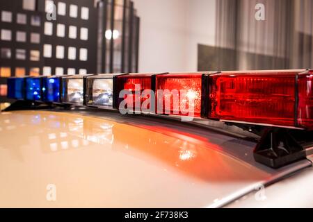 Polizeisirenen in Betrieb. Blau und Rot blinken Lichter von Not Auto in  Aktion. Polizei Crew mit der Sirene Lichter auf Not aufmerksam  Stockfotografie - Alamy