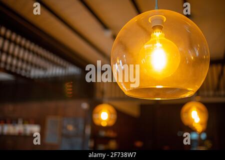 Wolfram-Glühlampen im Retro-Café Stockfoto