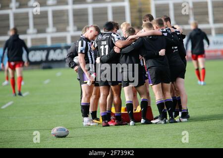 Newcastle, Großbritannien. März 2021. NEWCASTLE UPON TYNE, 4. APRIL Thunder Spieler wärmen sich vor dem BETFRED Championship-Spiel zwischen Newcastle Thunder und Widnes Vikings am Sonntag, 4. April 2021 im Kingston Park, Newcastle, auf. (Quelle: Chris Lishman) Quelle: MI News & Sport /Alamy Live News Stockfoto