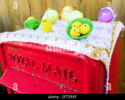 Weymouth. April 2021. Wetter in Großbritannien. Ein Mitglied der Öffentlichkeit hat eine Royal Mail Briefkasten eine Ostern Verjüngungskur in Wyke Regis, Weymouth gegeben. Quelle: stuart frartwell/Alamy Live News Stockfoto