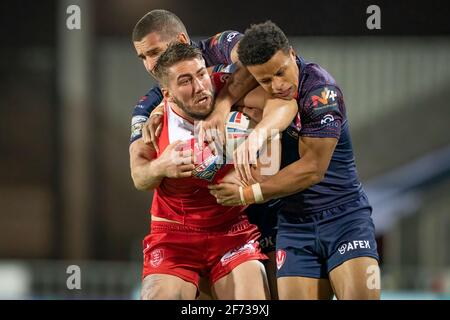 Hull KR vs. St Helens Hull Kingston Rovers Greg Minikin Wird angegangen Stockfoto