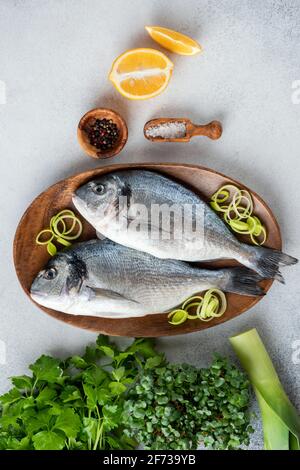 Frischer, ungekoter Dorado-Fisch, Salz, Pfeffer und Zwiebeln, Meeresfisch zum Kochen bereit. Draufsicht flach liegend Stockfoto