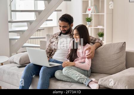 Happy indian Vater mit Teenager-Tochter Spaß mit Laptop zu Hause. Stockfoto