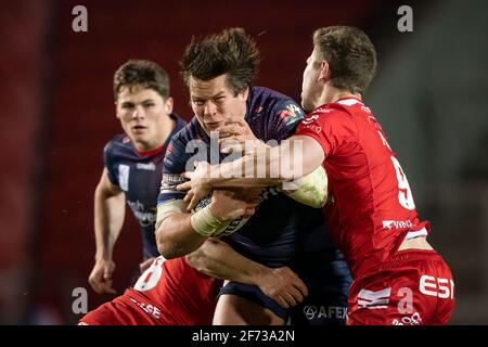 Hull KR vs St Helens St. Helens's Louie McCarthy-Scarsbrook wird angegangen Stockfoto