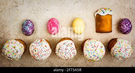Osterkuchen und Ostereier auf einem schönen strukturierten Hintergrund. Frommer Feiertag des hellen Osterfestes. Stockfoto