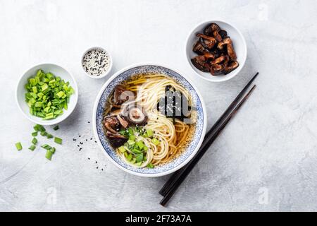 Ramen-Nudeln mit Shiitake-Pilzen, Seegras und Frühlingszwiebeln. Draufsicht Stockfoto