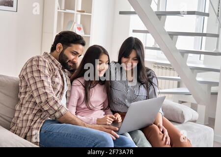 Happy indian Familie Paar mit teen Tochter mit Laptop-Computer zu Hause. Stockfoto