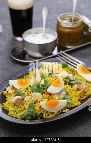 Kedgeree; Gewürzreis mit geräuchertem Schellfisch und gekochten Eiern, hausgemachtes englisches Frühstück Stockfoto
