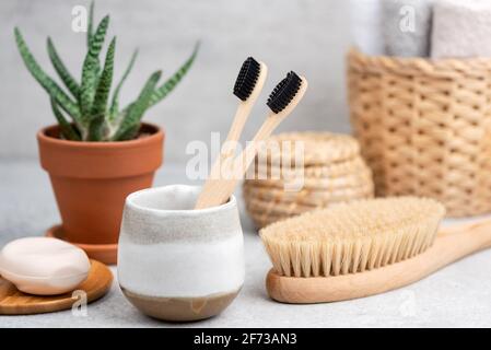 Bad- und Spa-Zubehör, Zero Waste Konzept. Bambus-Holzkohle-Zahnbürste, vegane Seife, umweltfreundliche Badewerkzeuge Stockfoto