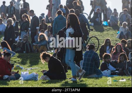 London, Großbritannien. April 2021. Massen auf Primrose Hill an einem sonnigen ostersonntagabend unter der lockern Sperre und im Großen und Ganzen nach der Regel der sechs. Kredit: Guy Bell/Alamy Live Nachrichten Stockfoto