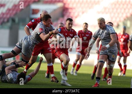 Llanelli, Großbritannien. April 2021. Gareth Davies von den Scarlets macht eine Pause. European Rugby Champions Cup, Runde von 16 Spiel, Scarlets V Sale Sharks im Parc y Scarlets Stadium in Llanelli, South Wales am Sonntag, 4. April 2021. PIC von Andrew Orchard/Andrew Orchard Sports Photography/Alamy Live News Credit: Andrew Orchard Sports Photography/Alamy Live News Stockfoto