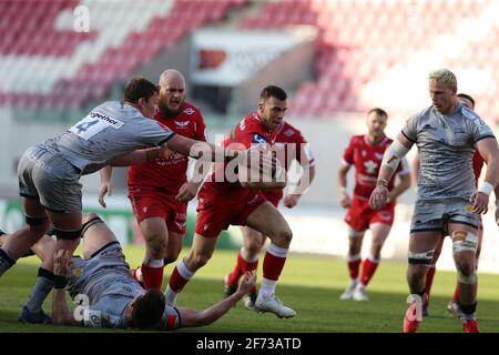 Llanelli, Großbritannien. April 2021. Gareth Davies von den Scarlets macht eine Pause. European Rugby Champions Cup, Runde von 16 Spiel, Scarlets V Sale Sharks im Parc y Scarlets Stadium in Llanelli, South Wales am Sonntag, 4. April 2021. PIC von Andrew Orchard/Andrew Orchard Sports Photography/Alamy Live News Credit: Andrew Orchard Sports Photography/Alamy Live News Stockfoto