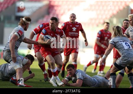 Llanelli, Großbritannien. April 2021. Gareth Davies von den Scarlets macht eine Pause. European Rugby Champions Cup, Runde von 16 Spiel, Scarlets V Sale Sharks im Parc y Scarlets Stadium in Llanelli, South Wales am Sonntag, 4. April 2021. PIC von Andrew Orchard/Andrew Orchard Sports Photography/Alamy Live News Credit: Andrew Orchard Sports Photography/Alamy Live News Stockfoto