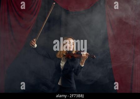 Violinistin mit Bogen und Violine, Solokonzert Stockfoto