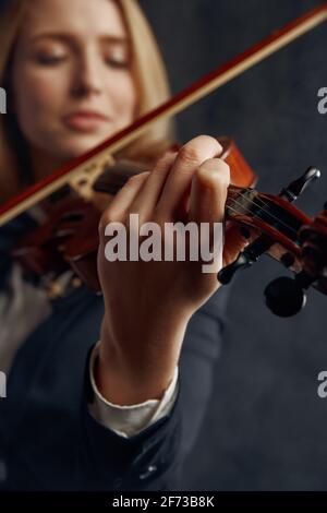 Violinistin mit Bogen und Violine, Solokonzert Stockfoto