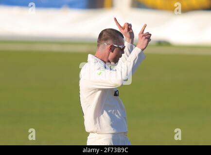 4. April 2021. London, Großbritannien. Daniel Moriarty feiert das Wicket von Robson, als Surrey Middlesex in einem Cricket-freundlichen vor der Saison im Kia Oval, Tag drei, anführt. David Rowe/Alamy Live News. Stockfoto