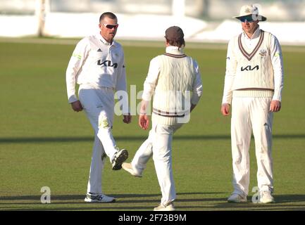 4. April 2021. London, Großbritannien. Daniel Moriarty feiert mit Rory Burns, nachdem er das Wicket von Robson bekommen hat, als Surrey Middlesex in einem Cricket-freundlichen vor der Saison im Kia Oval, Tag drei, anführt. David Rowe/Alamy Live News. Stockfoto