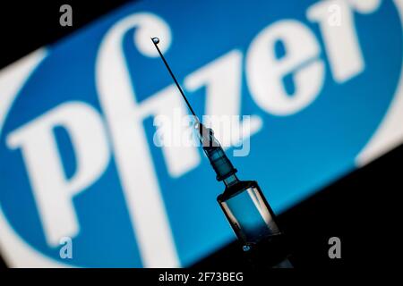 ROM ITALIEN - 03. APRIL: Auf dieser fotografischen Abbildung ist eine medizinische Spritze zu sehen, die am 03. April 2021 in Rom, Italien, vor dem Pfizer-Impfstofflogo gezeigt wurde. (Foto von Andrea Ronchini/Pacific Press/Sipa USA) Stockfoto