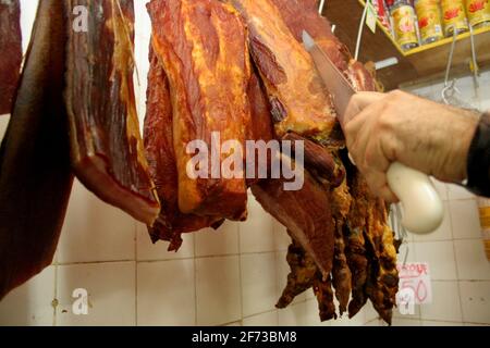 salvador, bahia / brasilien - 17. august 2006: In der Stadt Salvador wird eine Metzgerei mit getrocknetem und geräuchertem Fleisch verkauft. *** Ortsüberschrift *** Stockfoto