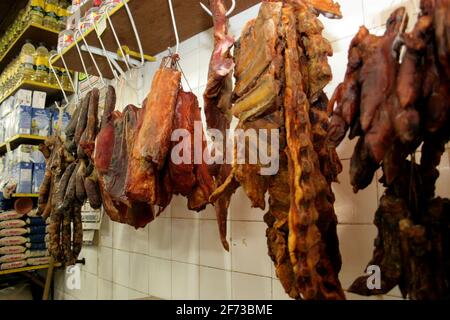 salvador, bahia / brasilien - 17. august 2006: In der Stadt Salvador wird eine Metzgerei mit getrocknetem und geräuchertem Fleisch verkauft. *** Ortsüberschrift *** Stockfoto