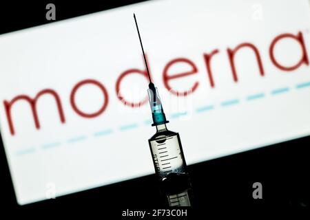 ROM ITALIEN - 03. APRIL: Auf dieser fotografischen Abbildung ist eine medizinische Spritze zu sehen, die am 03. April 2021 in Rom, Italien, vor dem Moderna-Impfstofflogo gezeigt wurde (Foto: Andrea Ronchini/Pacific Press/Sipa USA) Stockfoto