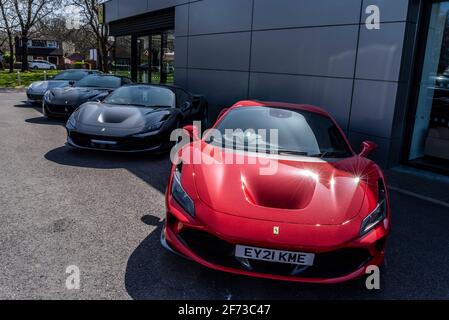 Ferrari-Autos außerhalb eines Händlerbetriebs in Colchester, Essex, Großbritannien. Neue Autos vor dem Ausstellungsraum geparkt. 21-Platten-Fahrzeug Stockfoto