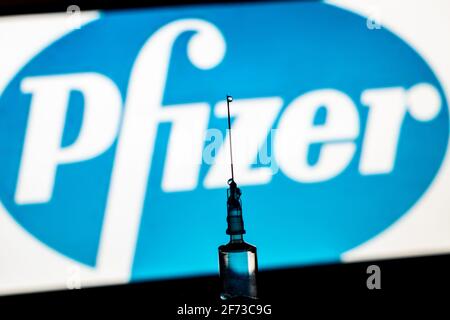 ROM ITALIEN - 03. APRIL: Auf dieser fotografischen Abbildung ist eine medizinische Spritze zu sehen, die am 03. April 2021 in Rom, Italien, vor dem Pfizer-Impfstofflogo gezeigt wurde. (Foto von Andrea Ronchini/Pacific Press/Sipa USA) Stockfoto