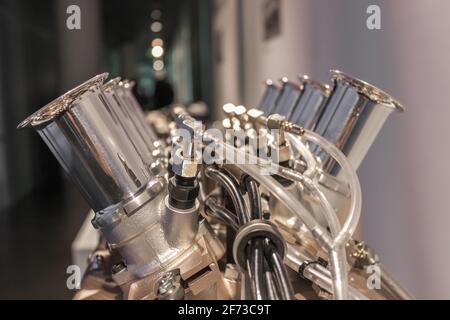 Deutschland, München - 27. April 2011: BMW V8-Motor in der Ausstellungshalle des BMW Museums Stockfoto