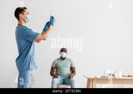 Medizin und Gesundheitswesen, Coronavirus-Impfstoff und antivirale Kampagne Stockfoto