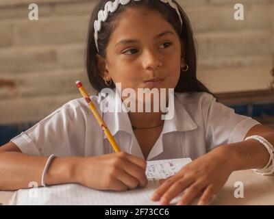 Suchitoto, El Salvador. 03-21-2019. Mädchen, die während des Unterrichts in der Altstadt von Suchitoto die Schule besuchen. Stockfoto