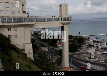 salvador, bahia / brasilien - 17. april 2013: Blick auf die Allerheiligen-Bucht und Aufzug Lacerda ni die Stadt Salvador. *** Ortsüberschrift *** Stockfoto