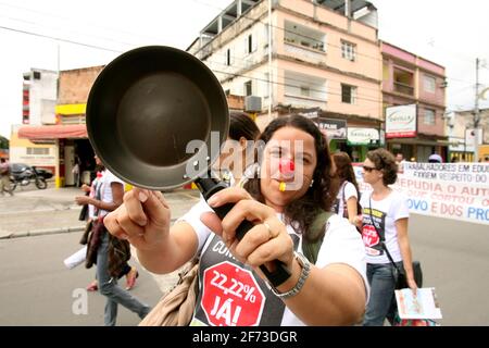 itabuna, bahia / brasilien - 22. Mai 2012: Streikende Lehrer protestieren während eines marsches in der Stadt Itabuna mit Töpfen. *** Ortsüberschrift *** Stockfoto