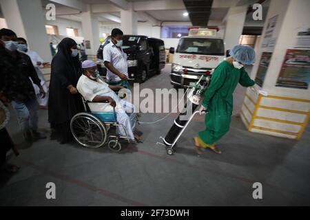 Dhaka, Dhaka, Bangladesch. April 2021. 04. April 2021 EIN Krankenhausmitarbeiter, der eine Sauerstoffflasche mit einem covid-19-verdächtigen Patienten trägt, Dhaka, Bangladesch.Quelle: Harun-or-Rashid/ZUMA Wire/Alamy Live News Stockfoto