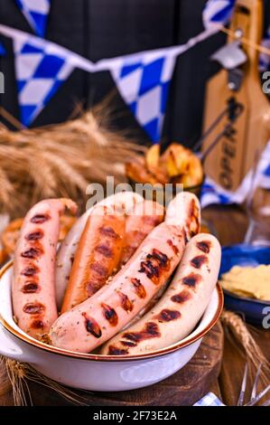 Traditionelle bayerische gegrillte Würstchen mit Senf für das Oktoberfest. Holz- Hintergrund und nationalen Speisen. Ansicht von oben Stockfoto