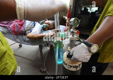 Dhaka, Dhaka, Bangladesch. April 2021. Am 04. April 2021 verlagern Verwandte ihren Patienten in ein anderes Krankenhaus, nachdem sie im Mugda-Krankenhaus, Dhaka, Bangladesch, keine Intensivstation erhalten hatten.Quelle: Harun-or-Rashid/ZUMA Wire/Alamy Live News Stockfoto