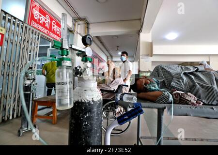 Dhaka, Dhaka, Bangladesch. April 2021. April 04, 2021 Menschen warten vor der Notaufnahme im Mugda Krankenhaus, Dhaka, Bangladesch, auf die Behandlung mit Sauerstoff Quelle: Harun-or-Rashid/ZUMA Wire/Alamy Live News Stockfoto
