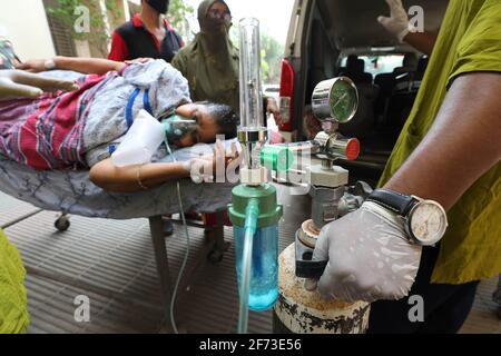 Dhaka, Dhaka, Bangladesch. April 2021. Am 04. April 2021 verlagern Verwandte ihren Patienten in ein anderes Krankenhaus, nachdem sie im Mugda-Krankenhaus, Dhaka, Bangladesch, keine Intensivstation erhalten hatten.Quelle: Harun-or-Rashid/ZUMA Wire/Alamy Live News Stockfoto