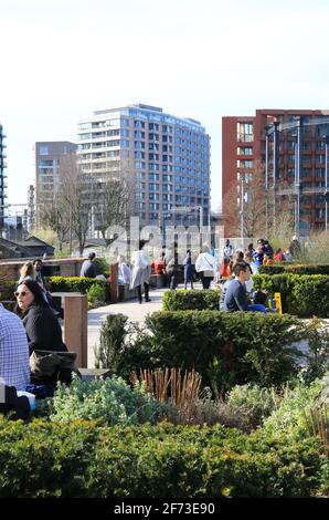 London, Großbritannien, 4. April 2021. Am Ostersonntag genossen die Menschen den warmen Sonnenschein auf dem Bagley Walk by Coal Drops Yard am Kings Cross. Monica Wells/Alamy Live News Stockfoto