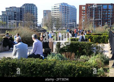 London, Großbritannien, 4. April 2021. Am Ostersonntag genossen die Menschen den warmen Sonnenschein auf dem Bagley Walk by Coal Drops Yard am Kings Cross. Monica Wells/Alamy Live News Stockfoto