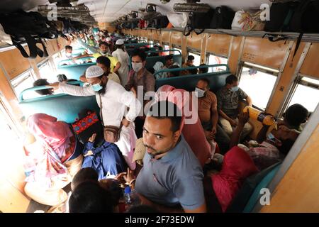 Dhaka, Dhaka, Bangladesch. April 2021. April 04, 2021 Menschen verlassen die Hauptstadt während der Sperre ohne soziale Distanzierung und Maske, Dhaka, Bangladesh Credit: Harun-or-Rashid/ZUMA Wire/Alamy Live News Stockfoto