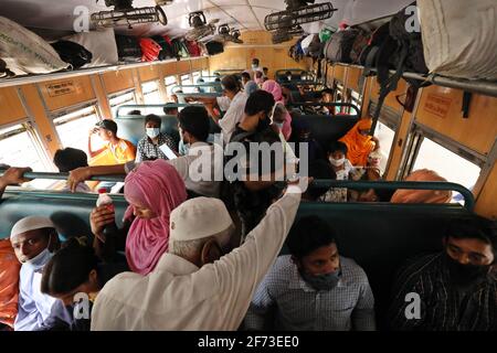Dhaka, Dhaka, Bangladesch. April 2021. April 04, 2021 Menschen verlassen die Hauptstadt während der Sperre ohne soziale Distanzierung und Maske, Dhaka, Bangladesh Credit: Harun-or-Rashid/ZUMA Wire/Alamy Live News Stockfoto