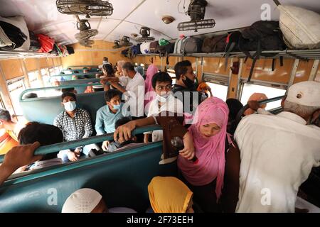 Dhaka, Dhaka, Bangladesch. April 2021. April 04, 2021 Menschen verlassen die Hauptstadt während der Sperre ohne soziale Distanzierung und Maske, Dhaka, Bangladesh Credit: Harun-or-Rashid/ZUMA Wire/Alamy Live News Stockfoto