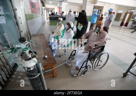 Dhaka, Dhaka, Bangladesch. April 2021. April 04, 2021 Menschen warten vor der Notaufnahme im Mugda Krankenhaus, Dhaka, Bangladesch, auf die Behandlung mit Sauerstoff Quelle: Harun-or-Rashid/ZUMA Wire/Alamy Live News Stockfoto